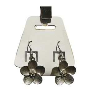 Silver flower earrings 🩶